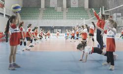 Afet bölgesindeki çocuklara voleybollu moral