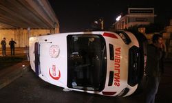 KOCAELİ - Otobüsle çarpışıp devrilen ambulanstaki 3 sağlık görevlisi yaralandı