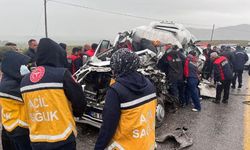 Sivas'ta minibüs ile TIR çarpıştı; 4 ölü, 3 yaralı
