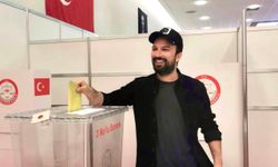 Megastar Tarkan da oy kullandı ve sandık çağrısı