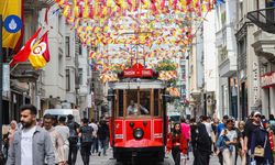 Şampiyon Galatasaray'ın bayrakları İstiklal Caddesi'ne asıldı