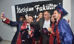 55 yaşında gazetecilik bölümünden mezun oldu