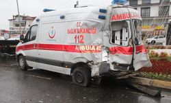 TIR, ambulans ile minibüse çarptı: 6 yaralı