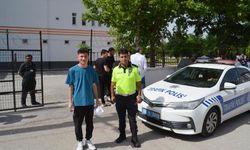 Yolda araçları arızalanan Sefa'yı sınava polis yetiştirdi