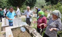 Kabir ziyareti yapan Çayırovalılara çiçek dağıtıldı