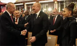 Paşinyan, Aliyev'in hemen arkasına oturdu
