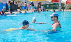 Kınıklı çocuklar Poyracık Aquapark’ta yüzme öğreniyor