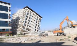 Hatay'da ağır hasarlı 9 katlı bina kontrollü şekilde yıkıldı