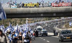 İsrail'de düzenlemeye karşı binlerce kişi yürüyor!