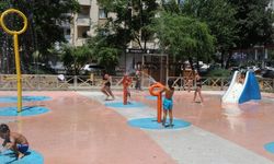 Adana'da çocuklar su parkında serinledi