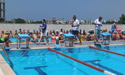 Depremzede çocuklar olimpik havuzda yüzerek eğlendi