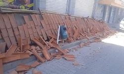 Dört işyerinin çatısı çöktü