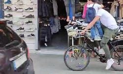 İki çocukla bisiklette tehlikeli yolculuk