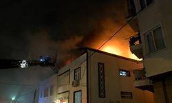 İki katlı binanın çatısı alev alev yandı 