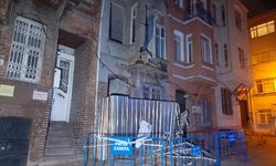 İstanbul Fatih'te 3 katlı metruk binada balkon çöktü