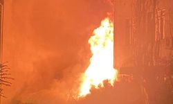 Kağıthane’de metruk binanın çatısı alev alev yandı