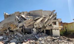 Kahramanmaraş'ta 4 büyüklüğünde deprem; ağır hasarlı bina yıkıldı