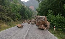 Kaya düşen yol trafiğe kapandı