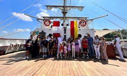 Meksika donanma gemisine çocuklardan ziyaret
