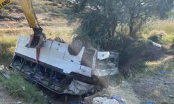 Midibüs ile hafif ticari araç çarpıştı: 1 ölü, 36 yaralı