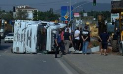 Tuzla’da hafriyat kamyonu devrildi 