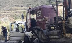 Vinçli kamyon ile hafif ticari araç çarpıştı: 1 ölü, 1 yaralı