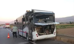 İzmir'de Kamyon Belediye Otobüsüne Çarptı: 6 Yaralı