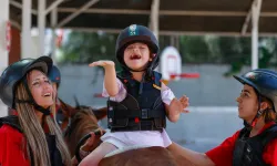 Engelli çocukların gelişimine İzmir'de atla terapi desteği