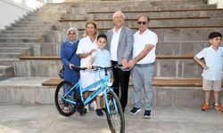 Karabağlar Belediyesi'nden başarılı öğrencilere bisiklet armağanı