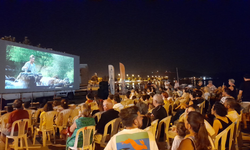 İzmir'de açık havada sinema keyfi devam ediyor
