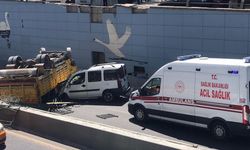 Ankara'da kamyon hafif ticari aracın üzerine devrildi