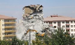Depremde ağır hasar alan binaların yıkımı sürüyor