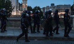 Fransa'da Müslüman gence şiddet uygulamakla suçlanan polislerin yargılanmasına başlandı