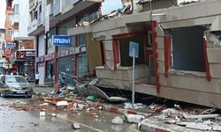 Hatay'da depremlerde hasar alan iki katlı bina çöktü!