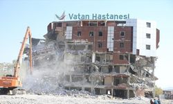 Kahramanmaraş'ta ağır hasarlı binaların yıkımı devam etti