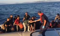 Kuşadası açıklarında sürüklenen bottaki 25 düzensiz göçmen kurtarıldı
