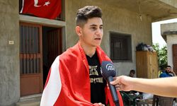 Lübnanlı Türkmen sporcu Beyrut’ta kazandığı muaythai turnuvasını Türk bayrağı açarak kutladı