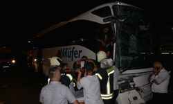 Manisa'da yolcu otobüsünün tıra çarpması sonucu 3 kişi yaralandı