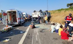Midibüsle otomobil çarpıştı: 20 yaralı