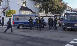 Türk Büyükelçiliği önünde Kur'an-ı Kerim'e saldırı