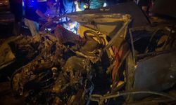 Uşak'ta otomobil ile tırın çarpışması sonucu 3 kişi yaralandı