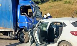 Afyonkarahisar'da otomobil ile kamyonet kafa kafaya çarpıştı: 1 ölü 2 yaralı