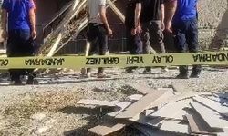 Ağır hasarlı evin yıkımı sırasında balkon çöktü