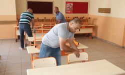 Ağrı'da bir okulun müdürü, okulun temizliğini boyasını yaptı!