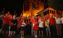 Alanya'da Zafer Bayramı fener alayı ve konserle kutlandı