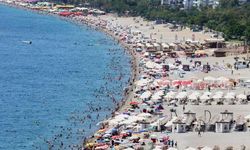 Antalya'da sıcak hava sahilleri doldurdu