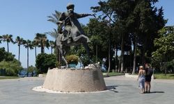 Antalya'nın ilk Türk fatihi Keyhüsrev'in heykeli bakımsız kaldı