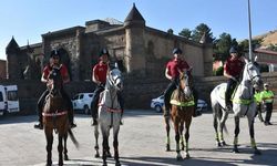 Atlı birlikler tarihi Bitlis Çarşısı'nda devriye görevi yaptı
