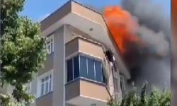 Bağcılar'da çatı alev alev yandı: Mahalleli sokağa döküldü