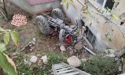 Bahçeye devrilen traktördeki iki kişi öldü